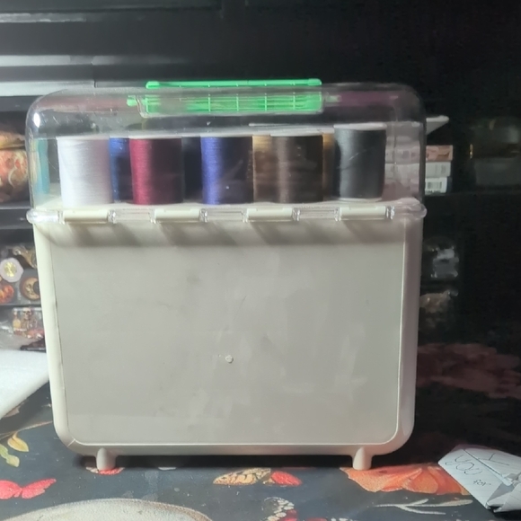 Multi-Color Thread Organizer Box - Picture 9 of 9